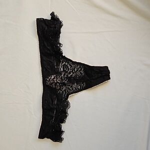 🆕 VS Frilly Lace Thong Panties NWT
